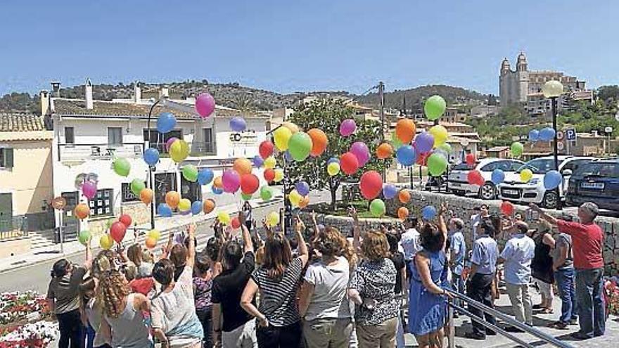 La sede consistorial exhibe la bandera arco iris