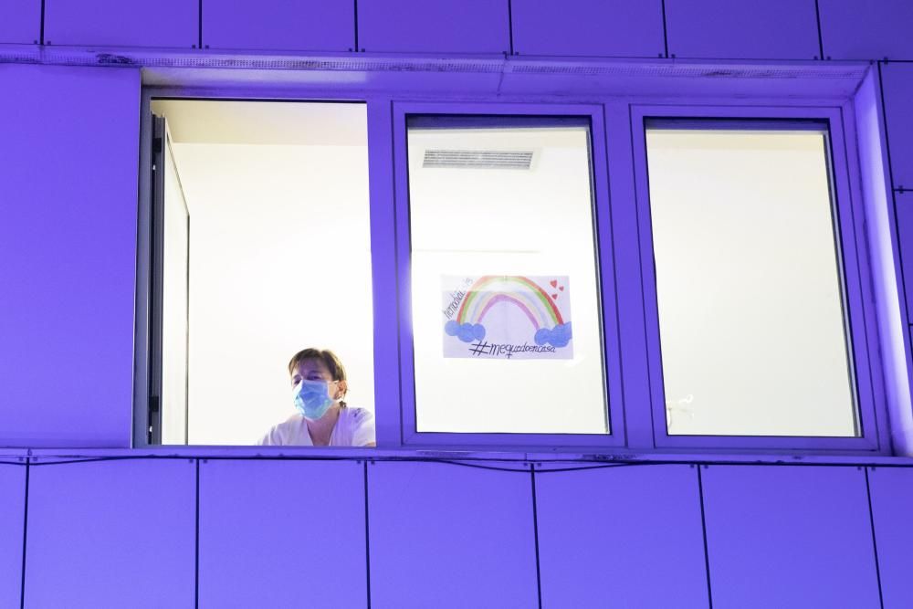 Homenaje de la Policía al personal sanitario en el