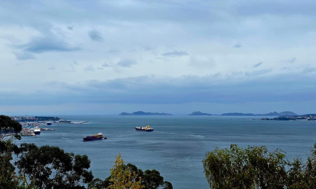 Nubes sobre la ría de Vigo, este mediodía.