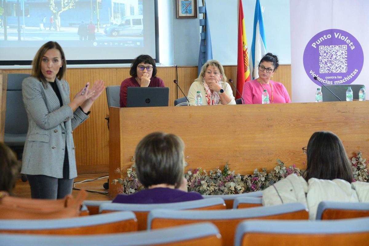 Las directoras de los CIM de Cangas, Moaña y Bueu, y la jefa provincial del servicio de prevención de la violencia de género.
