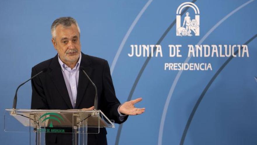 El presidente de la Junta de Andalucía, José Antonio Griñán, durante su comparecencia para valorar la decisión adoptada por el Banco de España sobre Cajasur, hoy en Sevilla.