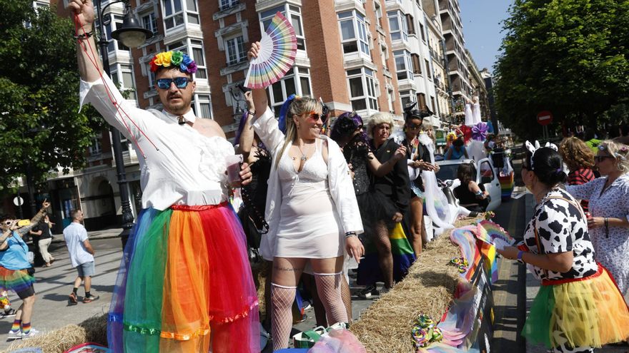 VÍDEO: Banderas arcoíris para pedir a gritos la ley LGTBIQ+ en Asturias: así ha sido la manifestación por el Orgullo en Gijón