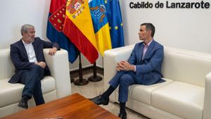 Sánchez evita comprometre’s a accelerar el trasllat dels menors