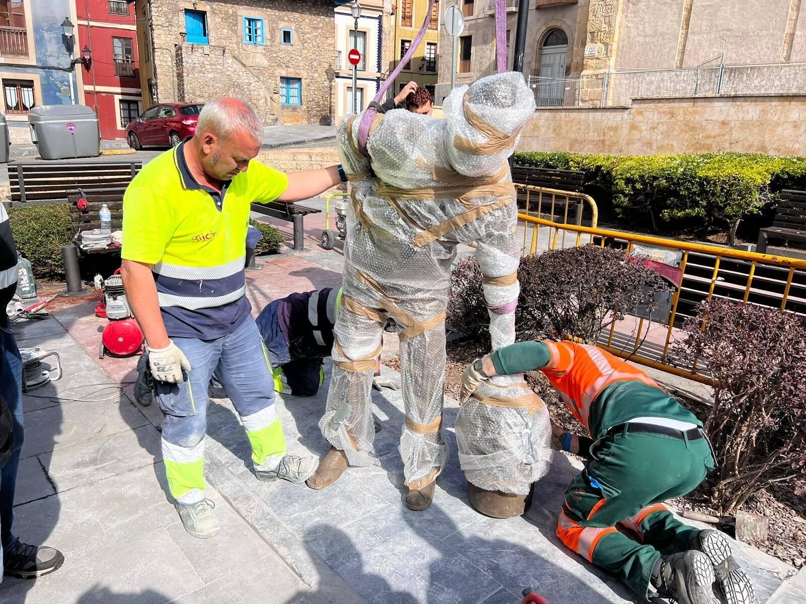 En imágenes: Así fue la instalación de la estatua de Rambal en Cimadevilla
