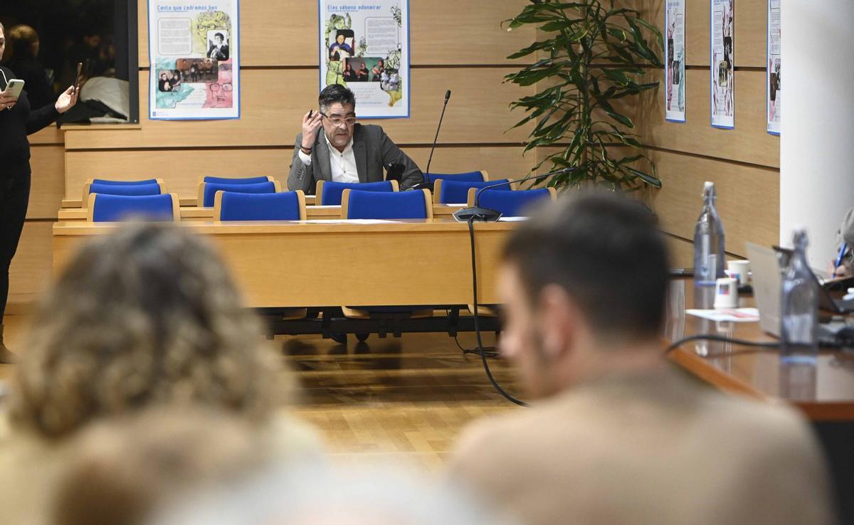 Mario Rodríguez (PSOE) solo en la bancada de la que se fueron los concejales populares. | PABLO H.G.