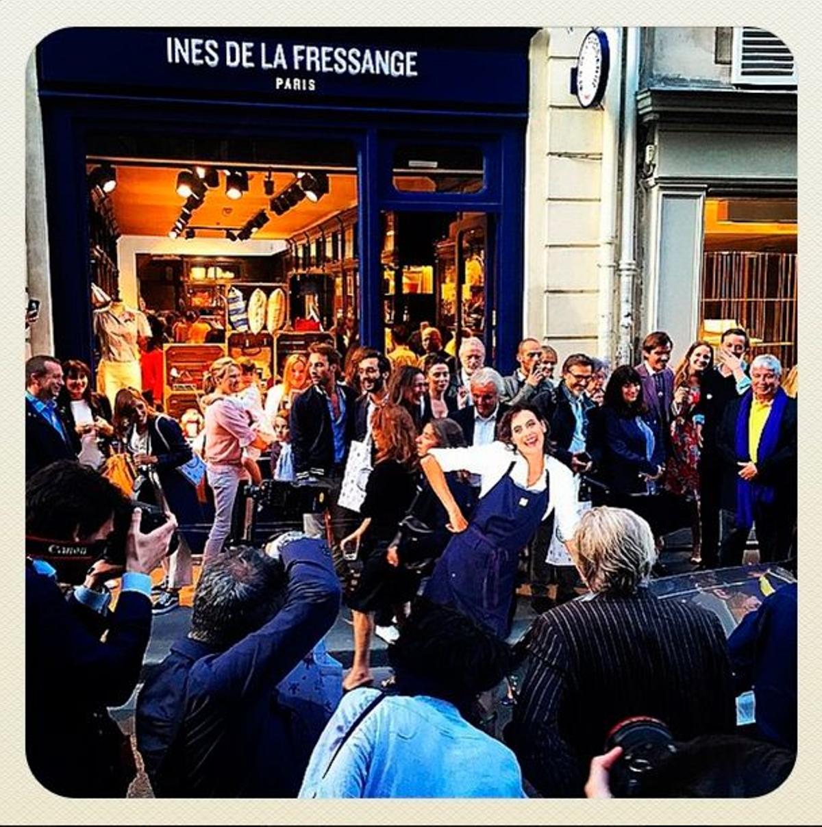 Grande Broche Vintage Signée Inès De La Fressange - Métal Doré - Occasion Avec Traces D'Usage