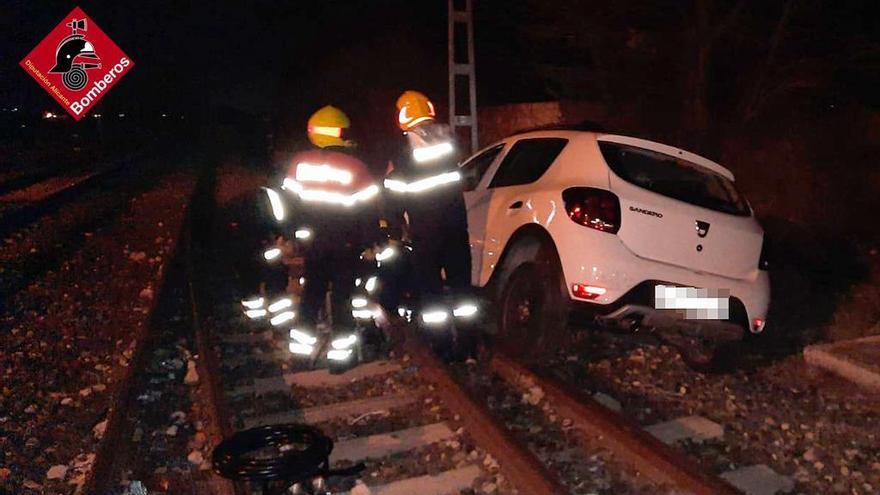 El vehículo atrapado en las vías en Villena