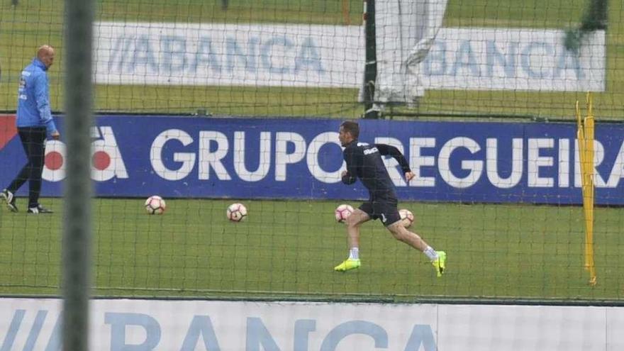 Fernando Navarro, durante el ejercicio táctico de ayer, con Roberto Ríos a la izquierda.