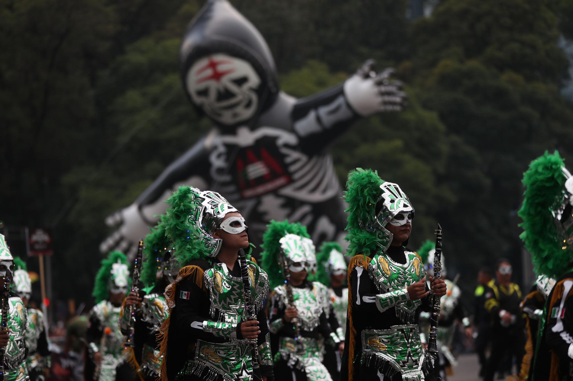 Desfilan previo al Día de Muertos en Ciudad de México