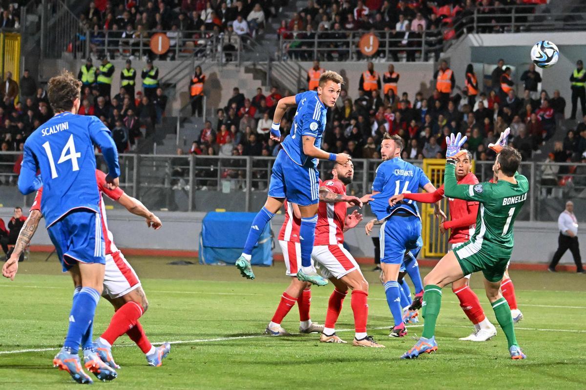 Mateo Retegui cabecea el primer gol a Malta, su segundo tanto con la azzurra. 