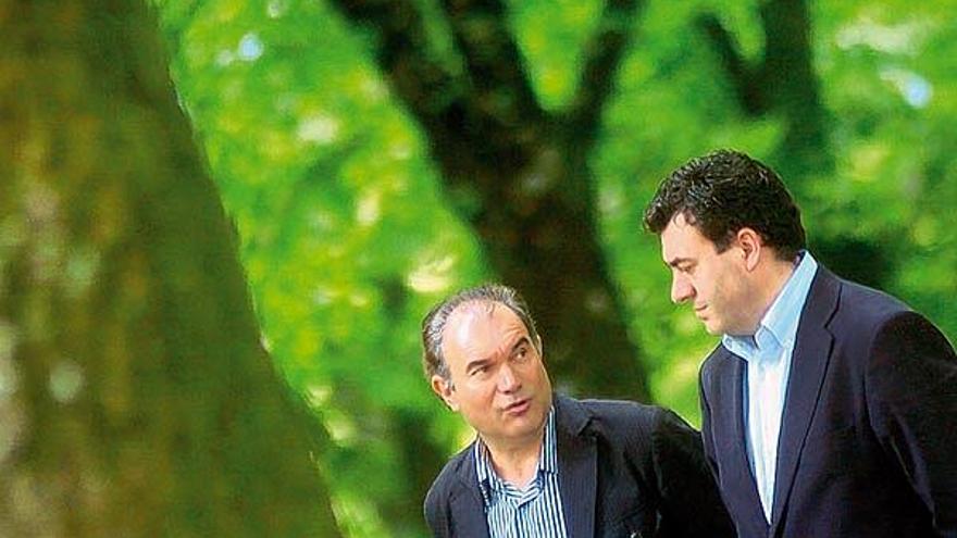 Xosé Crespo y Román Rodríguez, ayer, en la carballeira de O Rodo, una de las principales opciones para reubicar el mobiliario y las esculturas de A Crespa.