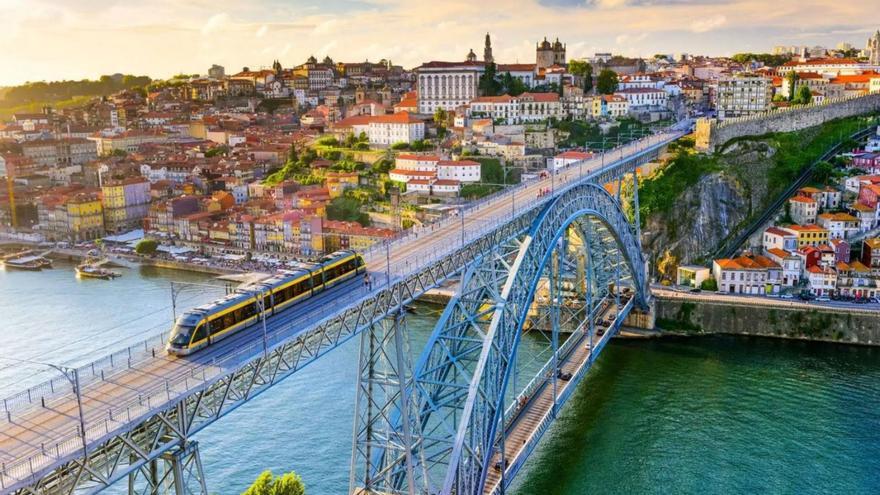 Vista aérea de un tramo del recorrido del tranvía de Oporto.