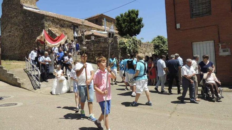 Vecinos de Coomonte de la Vega en la procesión del patrón este año.
