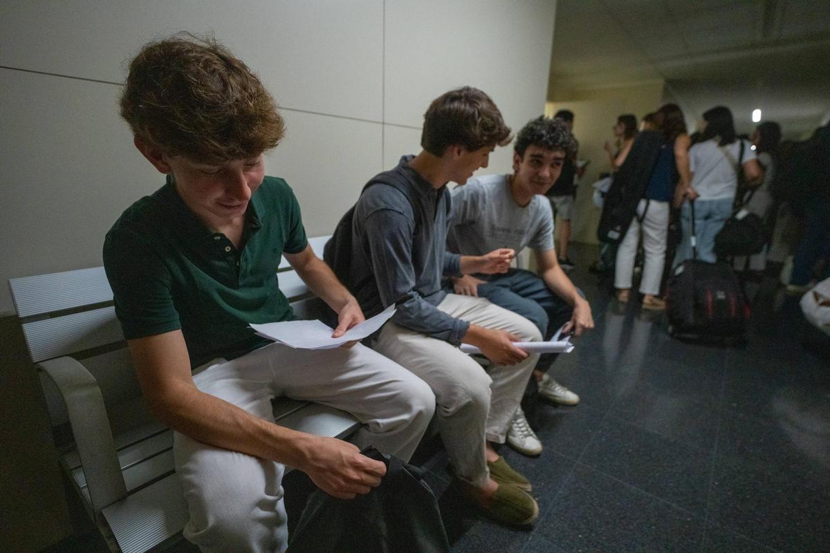 Varios alumnos, minutos antes de comenzar uno de los exámenes de selectividad, el año pasado en Barcelona.