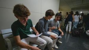 Varios alumnos, minutos antes de comenzar uno de los exámenes de selectividad, el año pasado en Barcelona.