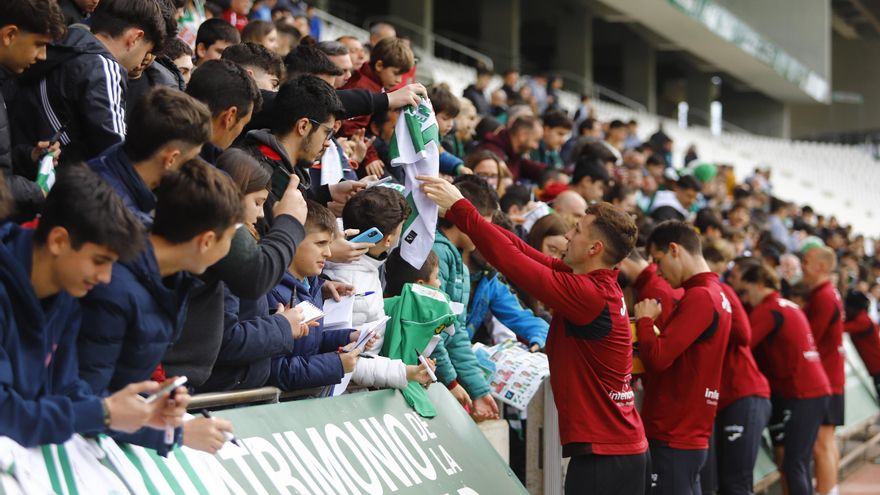 El Córdoba CF se prepara con ritmo y buen ambiente en el Día de Andalucía