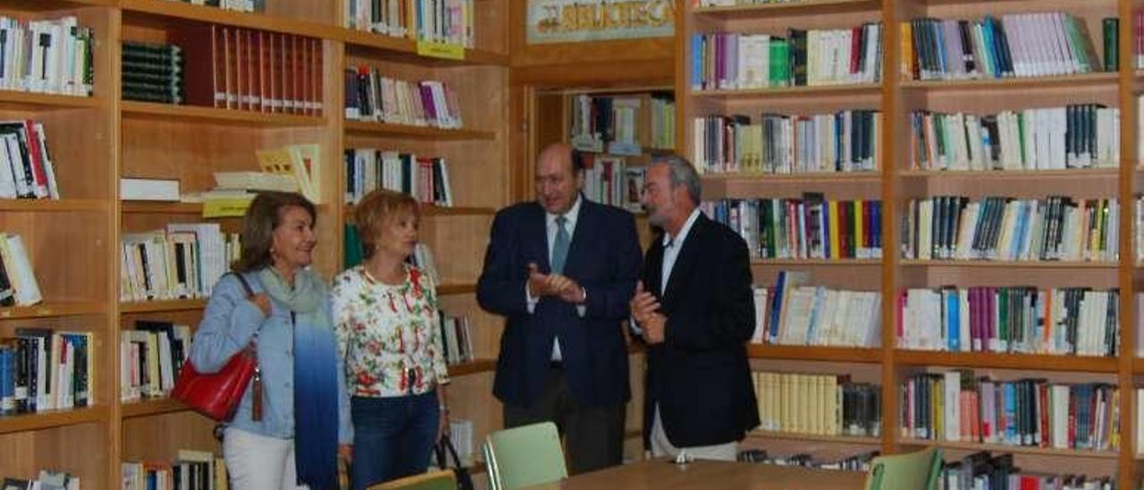 Rogelio Martínez y Mercedes Gallego, en el centro de la foto, ayer en la inauguración del curso. // Fdv