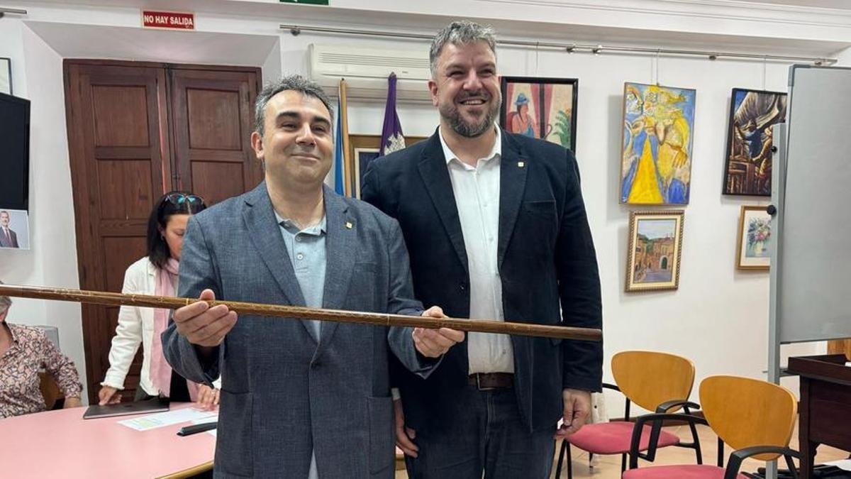El nuevo alcalde Joan Ripoll junto al saliente Lluís Apesteguia, tras la votación de este martes en Deià.