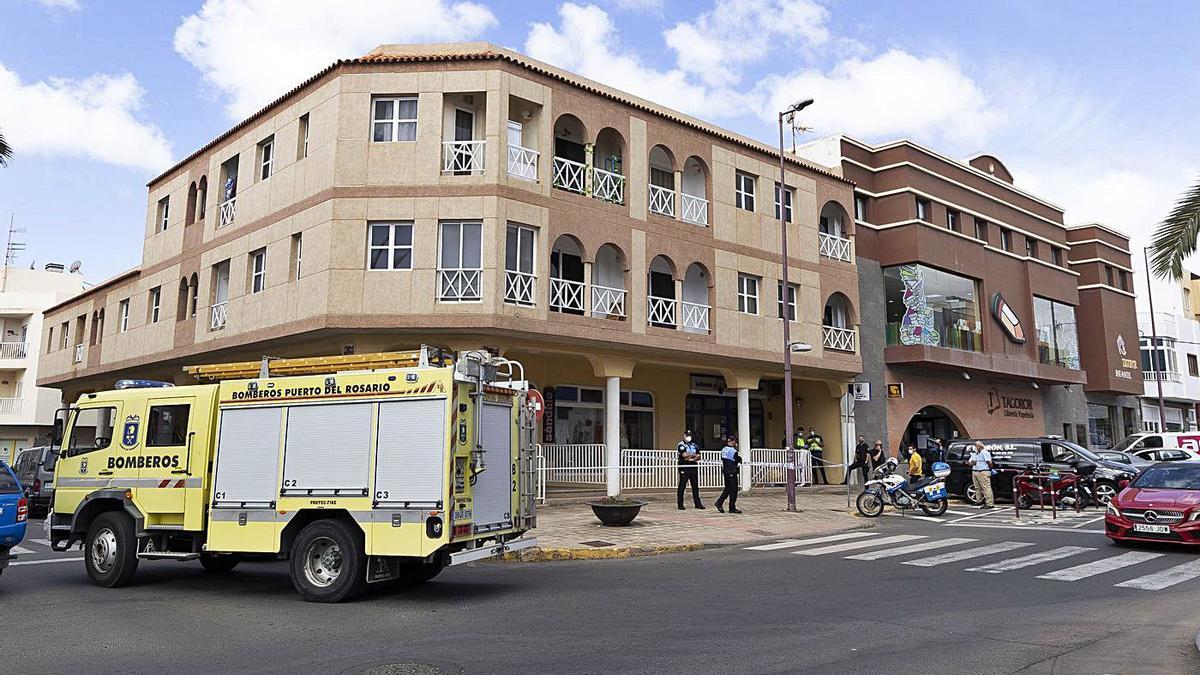 Bomberos y agentes de la Policía Local y Policía Nacional en el lugar donde fue encontrado el cadáver, ayer. | | FUSELLI