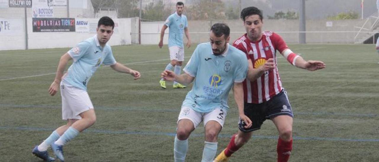 Firi carga a un futbolista del Viveiro en el encuentro del pasado domingo en O Morrazo. |  // SANTOS ÁLVAREZ