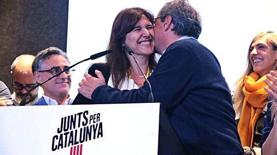 Quim Torra, saludant Borràs abans de la compareixença.