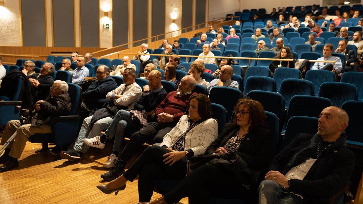Hermanos y hermanas durante la asamblea celebrada en el Seminario.