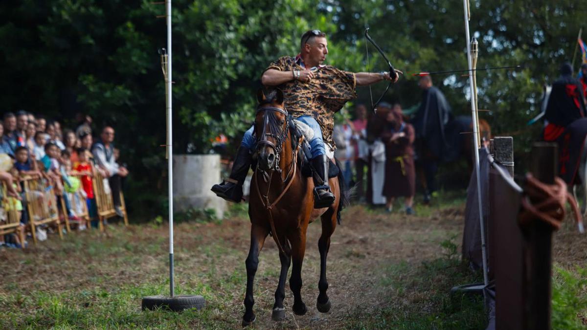 Uno de los jinetes de la justa a caballo lanza con arco en San Martiño.