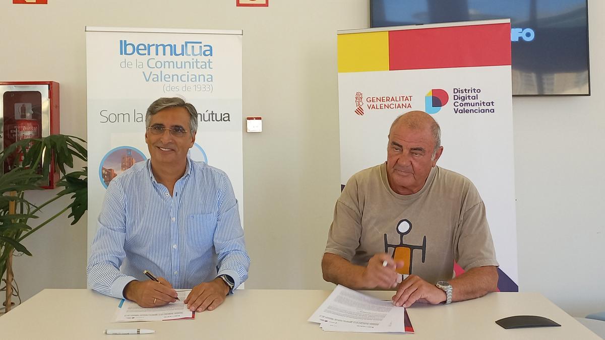 La firma del convenio entre Ibermutua y Distrito Digital.