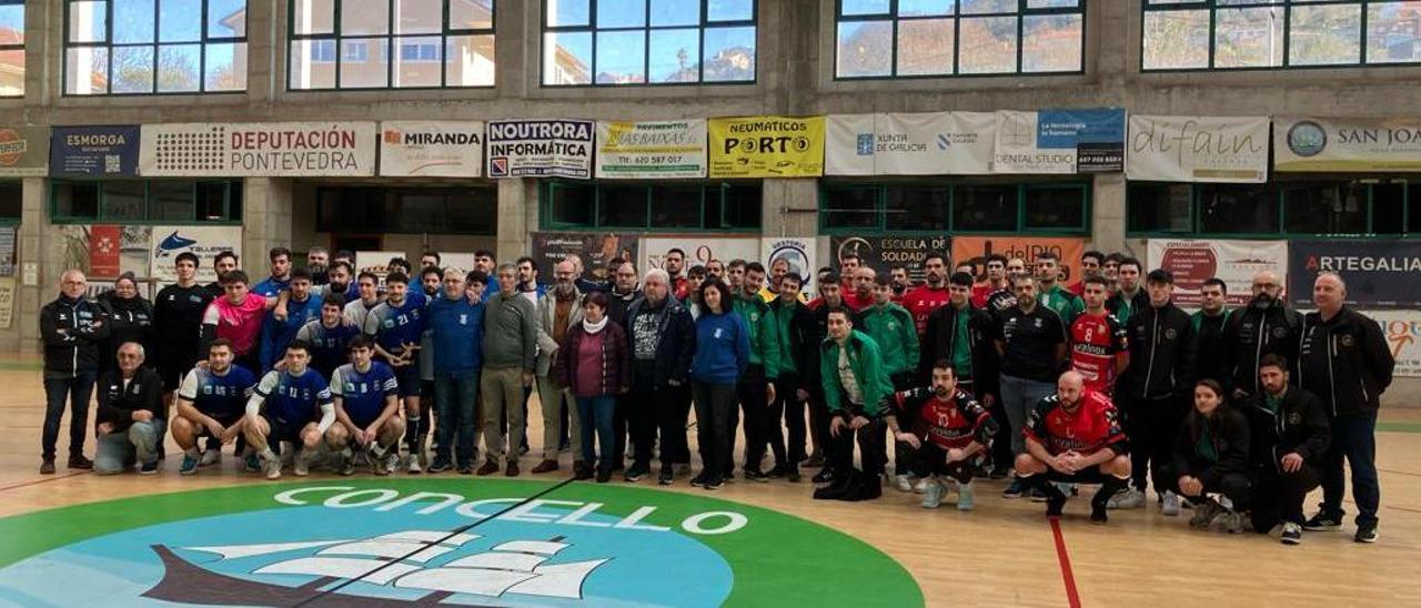 Fotografía de familia de los participantes en el memorial.