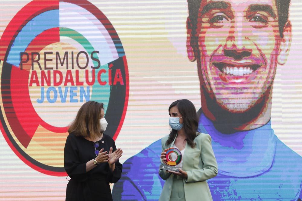 María Cinta Mora Márquez recoge el premio de la Asociación Juvenil Carabela