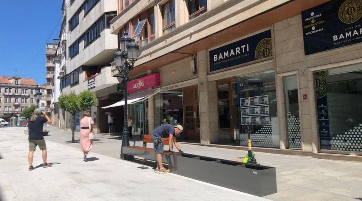 La instalación del nuevo mobiliario se inició ayer.