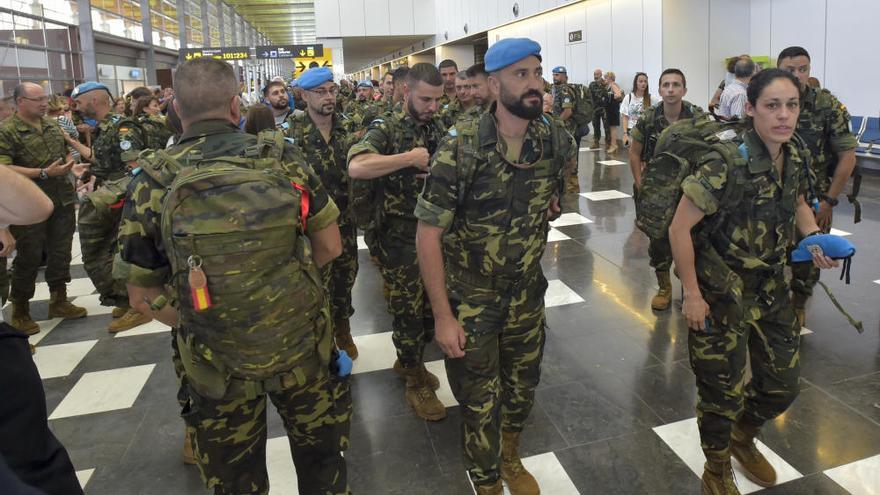 Soldados que parten para Líbano, en el aeropuerto