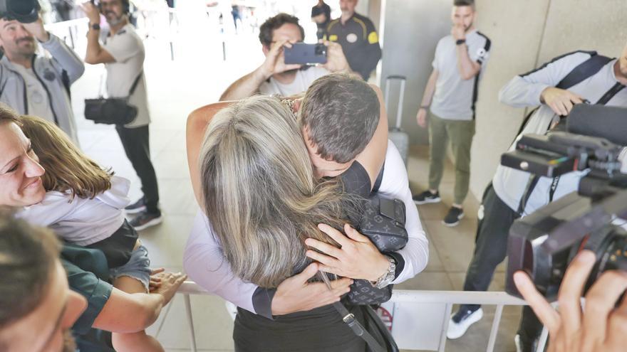 GALERÍA | La madre de Gio González sorprende a su hijo en Sevilla