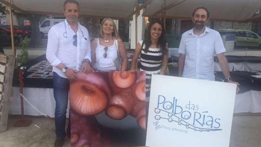 Fidel Castro y Silvia Carballo con el cartel promocional, ayer.