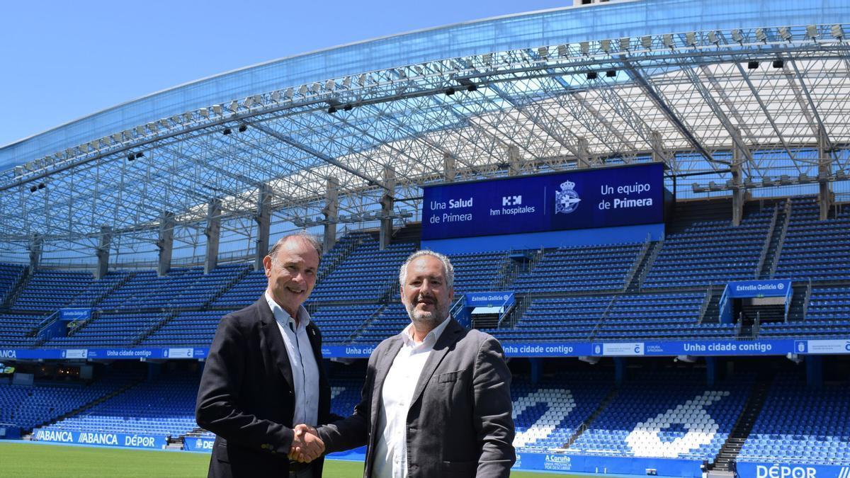 Carlos Ballesta y Pablo Asensio, en la firma del acuerdo entre el Deportivo y HM Hospitales en Riazor.
