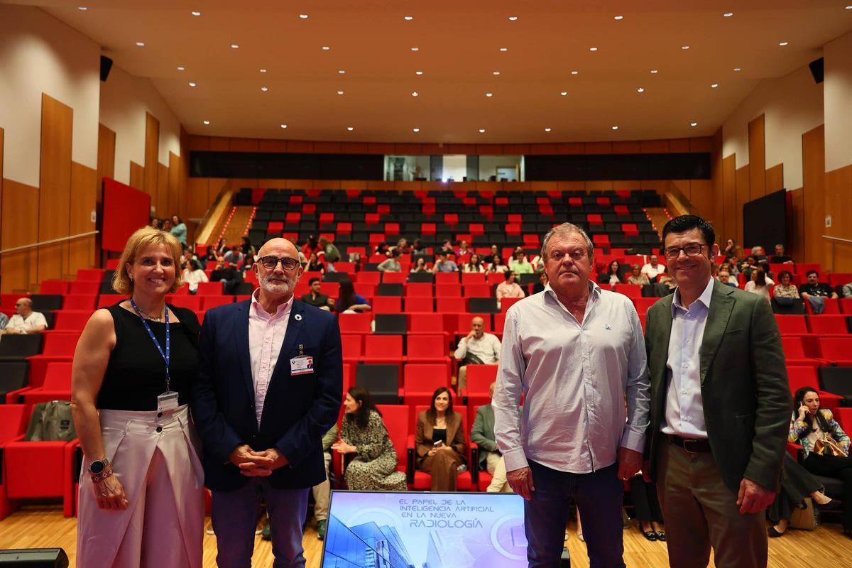 De izquierda a derecha, Yolanda Mínguez, Miguel Rodríguez (gerente del HUCA y del área de salud II), Faustino García Arias (jefe de Radiodiagnóstico del HUCA) y Hugo Bernardo, radiólogo del Hospital Álvarez-Buylla de Mieres.