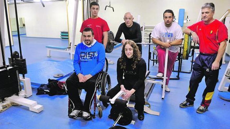 Lodario Ramón, a la derecha, con cinco de sus deportistas, ayer, en el gimnasio de la piscina del Parque del Oeste.