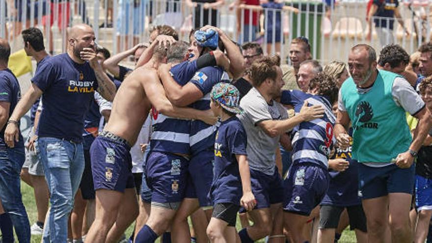 La alegría de los jugadores de La Vila tras lograr el ascenso.