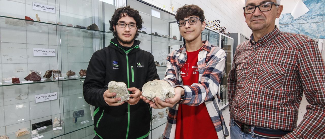 ‘Los Andreses’ y su profesor en una sala donde exponen minerales en el instituto.