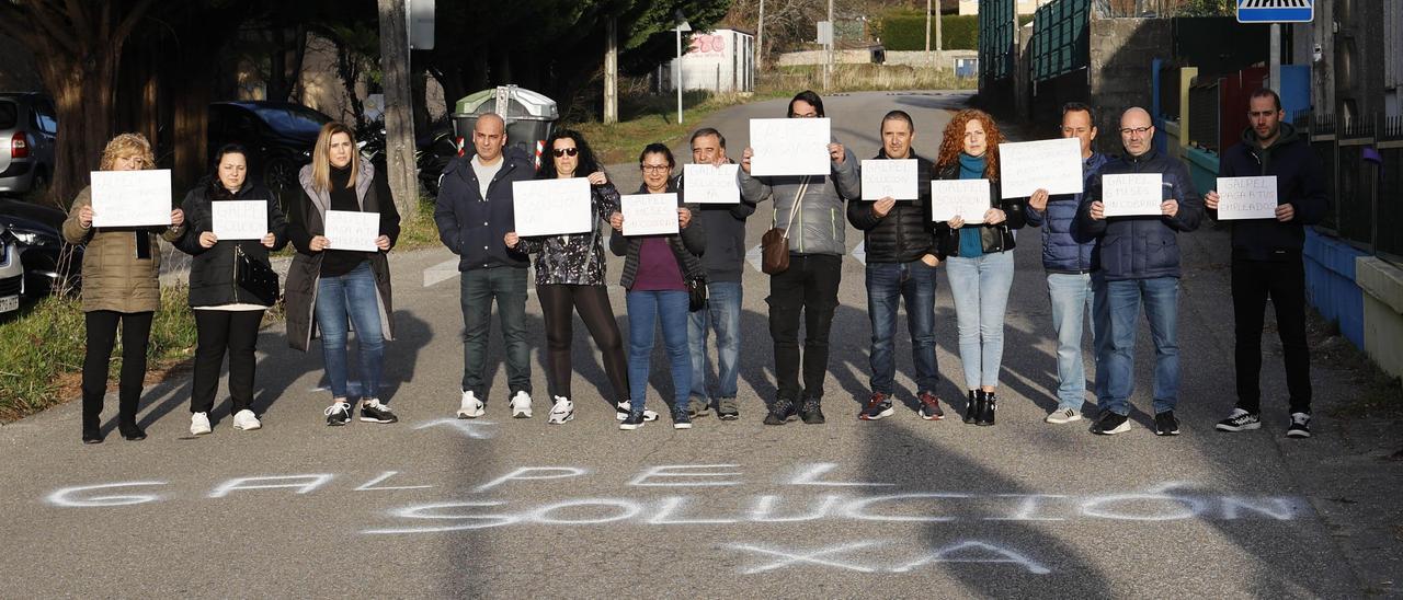 Empleados de Galpel y algunos de sus familiares durante una de sus protestas ante la empresa.