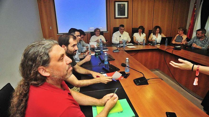 Enrique Oubiña, en primer término, y al fondo el alcalde y miembros del gobierno.