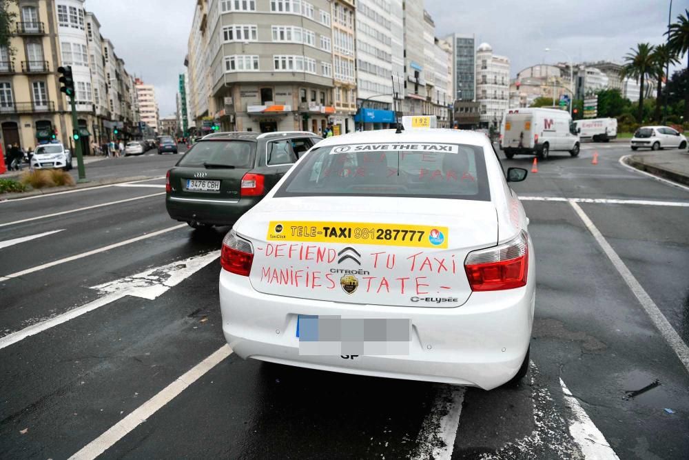 Protesta de taxistas coruñeses contra Uber y Cabify