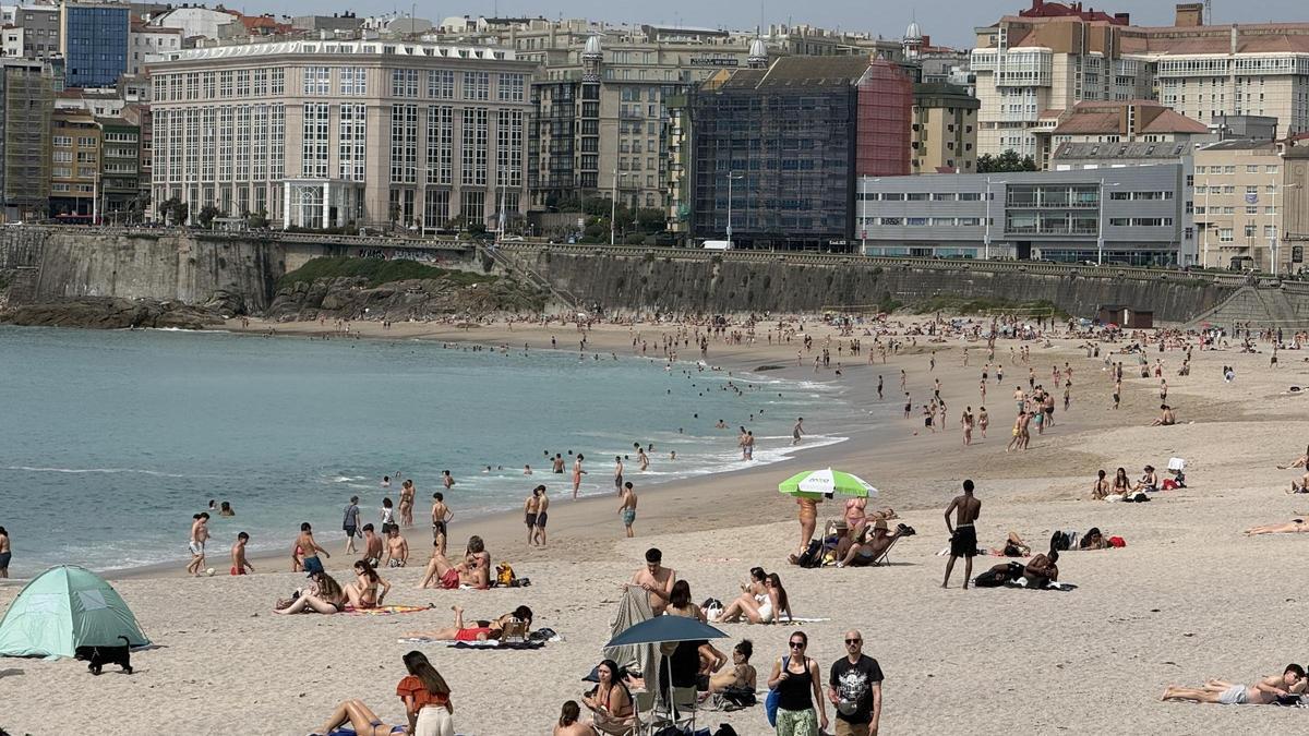 Las playas de A Coruña se llenan en un día con hasta 28 grados de temperatura