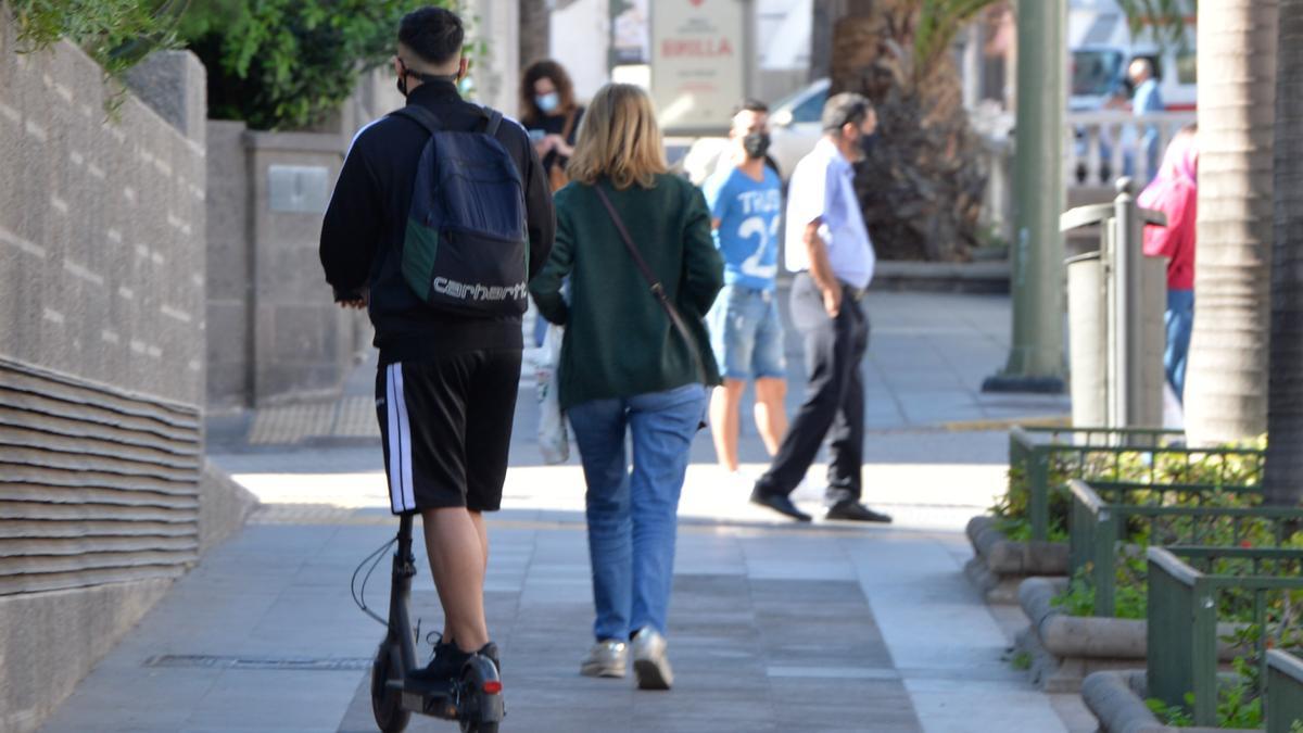 Un joven circula indebidamente en patinete por la acera en Las Palmas de Gran Canaria