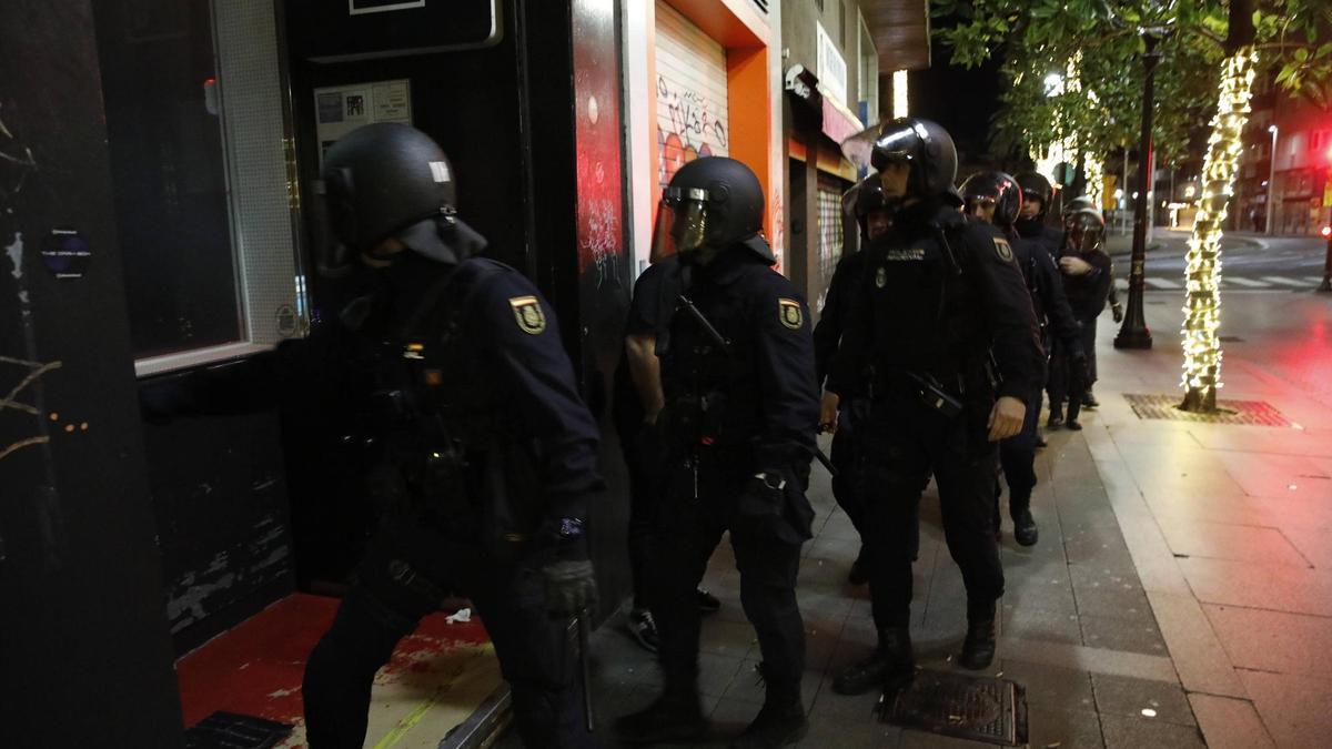 Drogas, navajas, peleas y billetes falsos: así se vigila la noche de Gijón