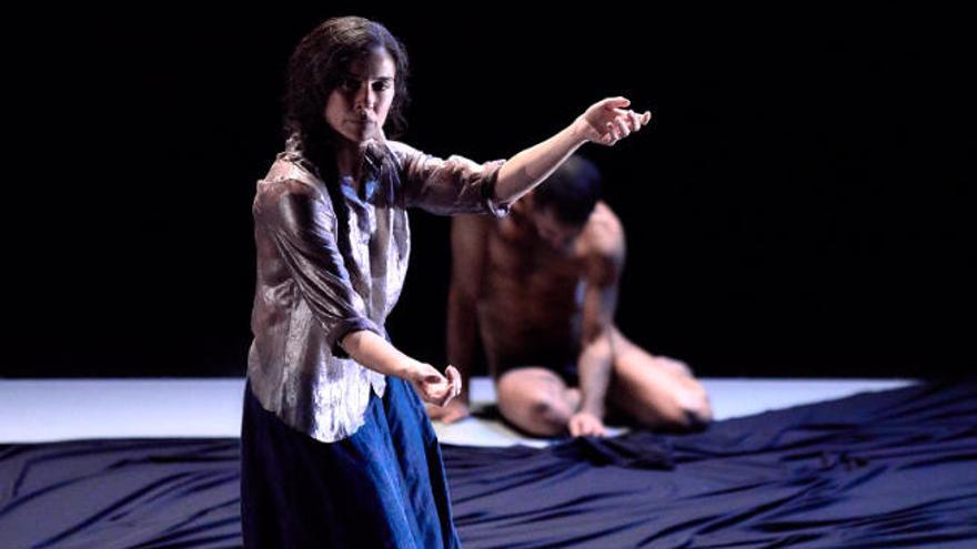 Dácil González durante la interpretación de la danza &#039;La desnudez&#039;, junto al tinerfeño Daniel Abreu.