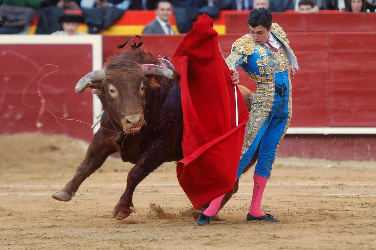 Tarde de toros de Santiago Domecq en la Feria de Fallas con Perera, Víctor Hernández y Marco Pérez