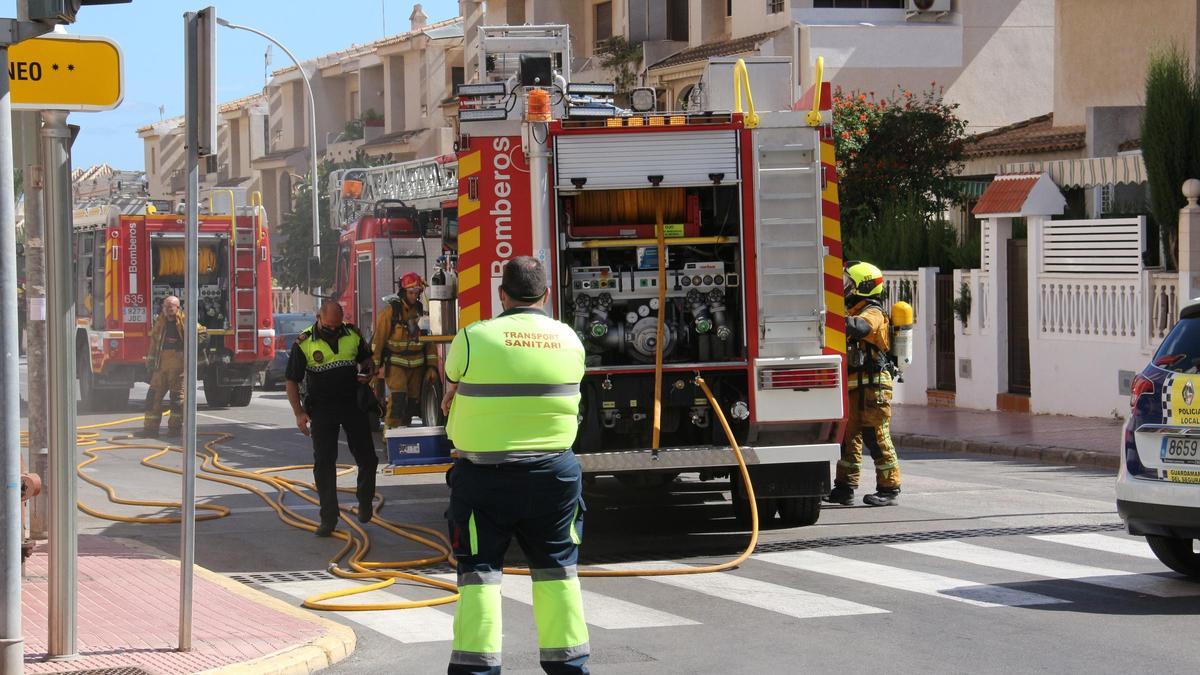 Los bomberos sofocan el incendio de un vehículo en la calle Cartagena de Guardamar del Segura