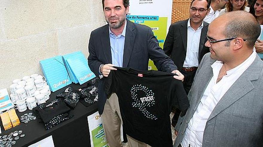 El vicepresidente de la Xunta, Anxo Quintana, y el director xeral de Xuventude, Rubén Cela, ayer, en la inauguración del centro &quot;Quérote&quot; en la calle de la Herrería.