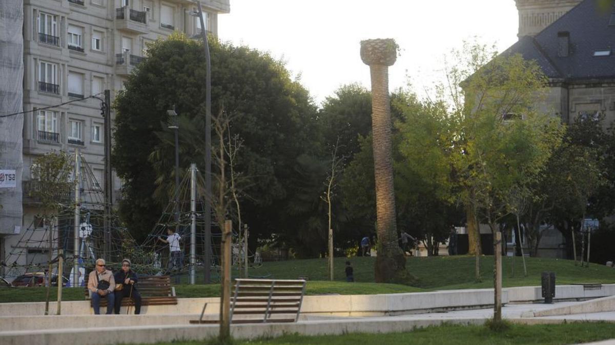 Las jardineras están vacías desde hace tres meses.   | // BERNABÉ/J. LALÍN 